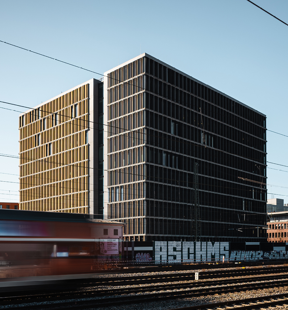 Laimer Würfel München - Sicht von der S-Bahn Sicht von der S-Bahn auf das Gebäude